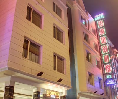 https://imgcld.yatra.com/ytimages/image/upload/t_hotel_yatra_city_desktop/v1438592327/Domestic Hotels/Hotels_New Delhi/Godwin Deluxe/Night_View.jpg